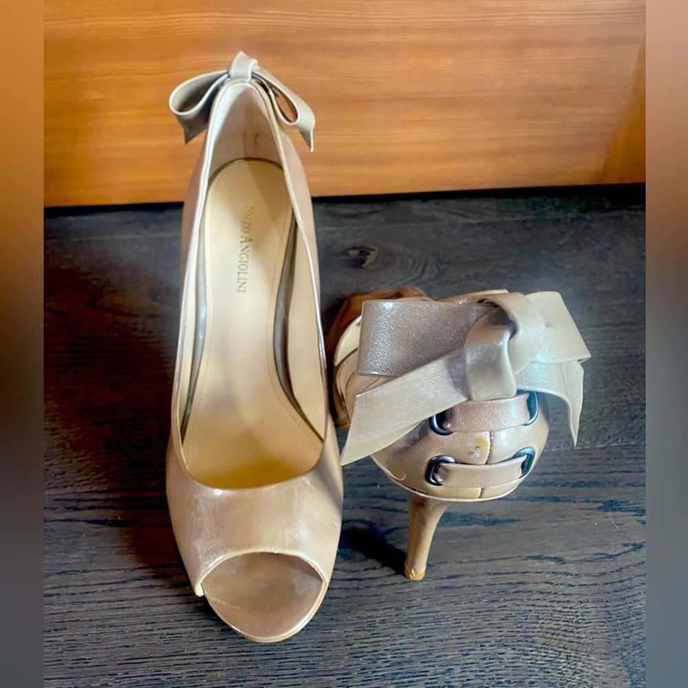 Enzo Angiolini ‘Mistle’ Patent Leather Peep Toe Pump. Champagne. Size 10